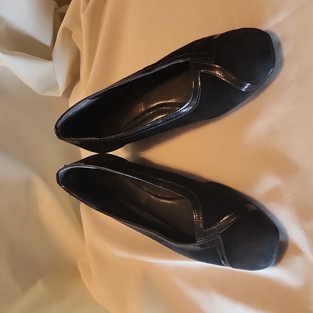 Black flats, suede leather, gloss leather accents.